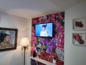a tv on a wall in a room at Apartamento Gitanilla in Chipiona