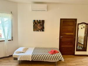 ポルトにあるAlegria Apartment Porto Downtownのベッドルーム1室(ベッド1台付)とシマウマの写真