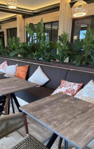 カステルレーにあるKARIBU - Olifantの木製テーブル2台(植物のあるベンチに枕付)