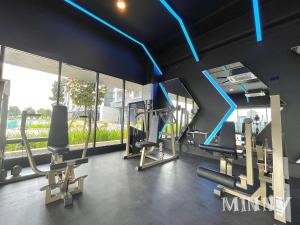 Fitness centrum a/nebo fitness zařízení v ubytování MRT Balcony Netizen Couple Friendly #29