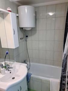 y baño con lavabo y bañera. en Hiša Palček, en Brežice