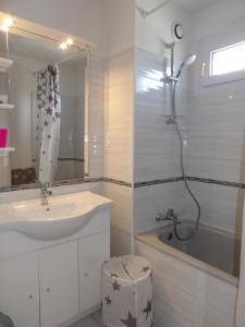 a white bathroom with a sink and a shower at St Cyprien appart 3etoiles avec belle terrasse in Saint-Cyprien