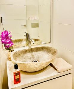 bagno con lavandino e specchio di Hotel Apartment with Breathtaking Panoramic Sea and Mountain Views a Palma de Mallorca