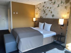 A bed or beds in a room at Hotel Dalgas, BW Signature Collection