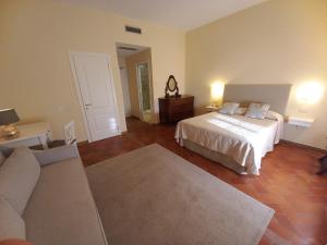 uma sala de estar com uma cama e um sofá em Hotel Il Castello em Certaldo