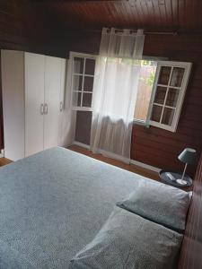 Schlafzimmer mit einem Bett und einem Fenster in der Unterkunft Ti caze des papayes in Saint-Louis
