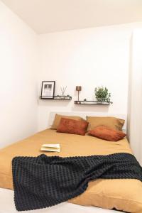 - une chambre avec un lit doté d'une couverture noire dans l'établissement KAMCHŪ RESIDENCE: VIA DEI LAGHI - APT #R5, à Ciampino