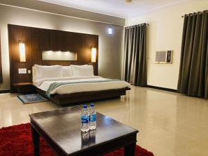 En eller flere senge i et værelse på Hotel Yuvraj Dx
