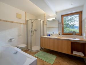 Ванна кімната в Ahornegg +34 фото