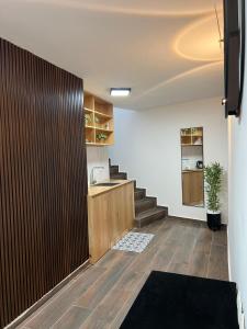 ein Wohnzimmer mit einer Küche und einer Treppe in der Unterkunft סוויטת Gadish in Bet Scheʼan