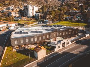 una vista aérea de un edificio en una ciudad en Lecco Hostel & Rooms en Lecco