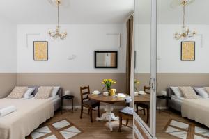 uma sala de estar com duas camas e uma mesa em Malila Premium Apartments City Center Kazimierz Starowiślna 41 em Cracóvia
