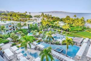 vista aerea del resort con piscina e palme di Andaz Maui at Wailea Resort - A Concept by Hyatt a Wailea