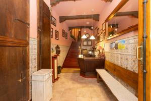 un pasillo con una escalera y una habitación con azulejos en Escuder Apartamentos Turísticos, en Ribadeo