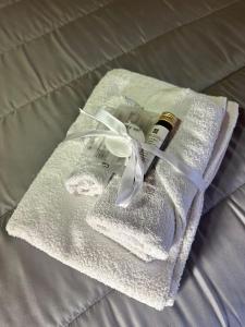 a bottle of alcohol on a towel on a bed at Agriturismo Tassinaia in Pontassieve
