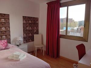 1 dormitorio con 1 cama y una ventana con cortinas rojas en Apartamento compartido excelente ubicación en El Prat de Llobregat