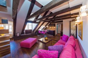 sala de estar con sofá rosa y sillas rosas en Dubravka Apartment, en Dubrovnik