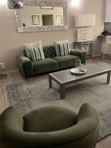 ein Wohnzimmer mit einem grünen Sofa und einem Couchtisch in der Unterkunft Nel cuore di Bologna in Bologna
