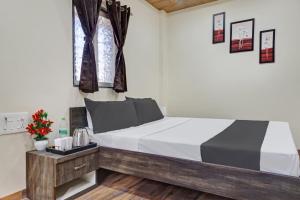 Кровать или кровати в номере OYO Hotel Sai Galaxy