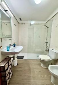 ベニドルムにあるApartamento con Vistas al Mar 1ºAのバスルーム(洗面台、トイレ付)