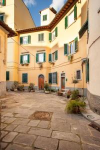 a large building with a courtyard in front of it at ROOMS LibertyHouse Firenze in Florence