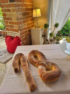 Due pretzel sono seduti su un tavolo di Elis' House a Moriago della Battaglia