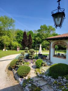 un giardino con lanterna e sentiero in pietra di Elis' House a Moriago della Battaglia