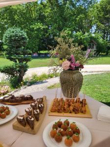 une table recouverte de assiettes de nourriture et d'un vase dans l'établissement Elis' House, à Moriago della Battaglia