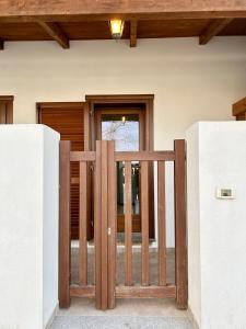 una puerta de madera frente a una casa en La Casetta tra Alghero e Stintino, en Palmadula