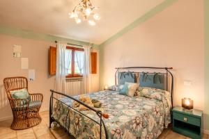 蒙特卡洛Casa di Nonna Tosca Montecarlo的带床和椅子的卧室