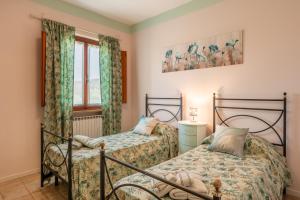 Postel nebo postele na pokoji v ubytování Casa di Nonna Tosca Montecarlo