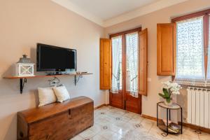 TV a/nebo společenská místnost v ubytování Casa di Nonna Tosca Montecarlo