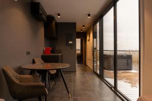 Zebras Muiža的住宿－ZEBRUS RESORT，客房设有桌椅和阳台。