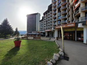 un edificio con un cartel que lee el plan hotelero en Studio refait à neuf avec balcon Ouest Résidence Le Galaxie en Villard-de-Lans