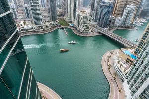 - une vue sur une rivière dans une ville avec des bâtiments dans l'établissement Ultimate Stay / Full Marina Views / High Floor / Perfect Vacation / Infinity Pool / 6 People, à Dubaï