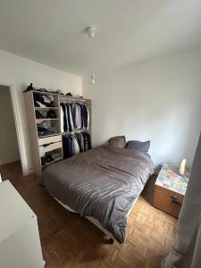 a bedroom with a bed and a closet at Joli T2 en plein cœur du Havre in Le Havre