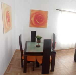 une table à manger et des chaises avec un tableau mural dans l'établissement Apartamento parque Campillos, à Campillos