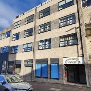 a building with a car parked in front of it at Liverpool Stays - Kempston Court in Liverpool