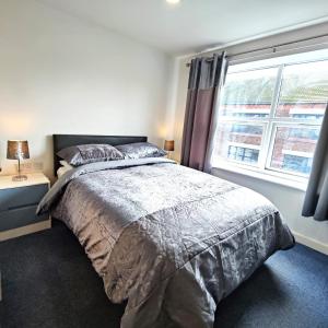 een slaapkamer met een groot bed en een raam bij Liverpool Stays - Kempston Court in Liverpool