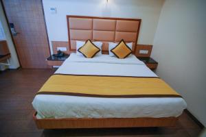 Postel nebo postele na pokoji v ubytování Hotel Grand Sabarees