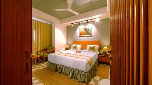 ein Schlafzimmer mit einem großen Bett in einem Zimmer in der Unterkunft Hotel Nova Boutique in Rajkot