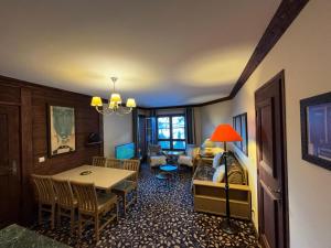 アーク 1950にあるARC 1950 appartement 716 Manoir de Savoieのテーブルとソファのあるリビングルーム