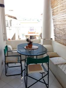 un piccolo tavolo con sedie sul balcone di B&B Al Salvatore Di Lipari a Città di Lipari