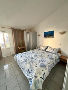 Schlafzimmer mit einem großen Bett mit blauer Decke in der Unterkunft Apartments Natalika in Podaca