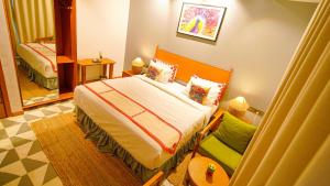 ein Schlafzimmer mit einem Bett in einem Zimmer in der Unterkunft Hotel Nova Boutique in Rajkot
