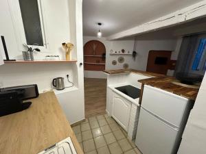 a kitchen with white cabinets and a counter top at L'escale Cévenole - Esprit Terracotta in Anduze