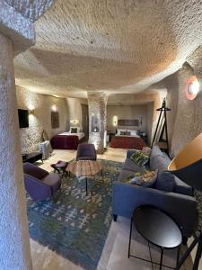 - un salon avec un canapé et un lit dans l'établissement Casa Chilai Cappadocia, à Ürgüp