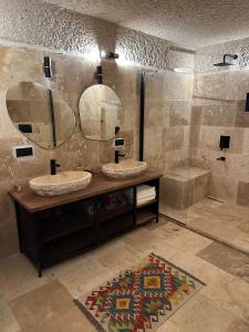 於爾居普的住宿－Casa Chilai Cappadocia，一间带两个盥洗盆和淋浴的浴室