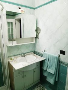 y baño con lavabo, espejo y toallas. en Rincón de Joel Habitación con baño privado en La Orotava