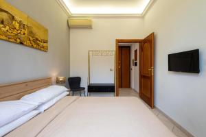 una camera con 2 letti e una TV a schermo piatto di Redseven Rome Apartment a Roma